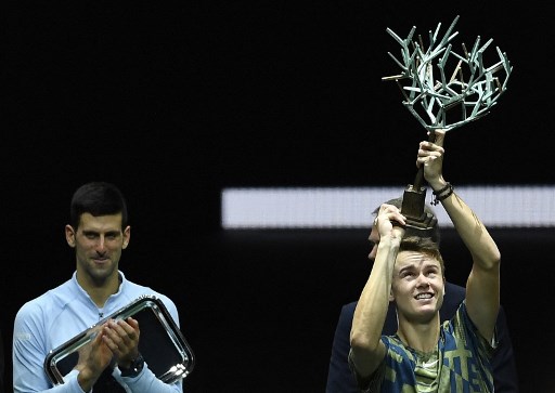 Kejutan terjadi di final turnamen Paris Masters 2022, Minggu, 6 November 2022. Petenis remaja asal Denmark Holger Rune berhasil mengalahkan enam kali juara Novak Djokovic, sekaligus merebut gelar Masters pertamanya. 