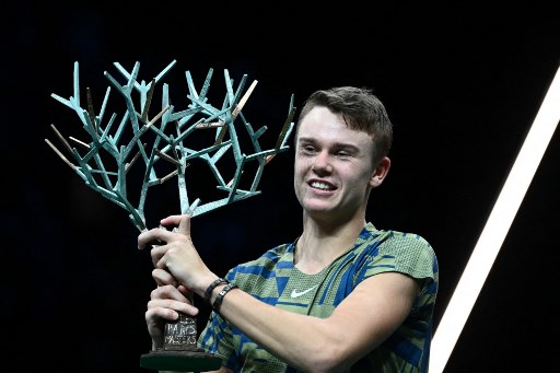 Rune menjadi pemenang termuda turnamen Paris Masters setelah Boris Becker -- yang berusia 18 tahun pada 1986 setelah mengalahkan lima pemain top-10 dalam beberapa hari -- yang pertama melakukannya di turnamen yang sama.
