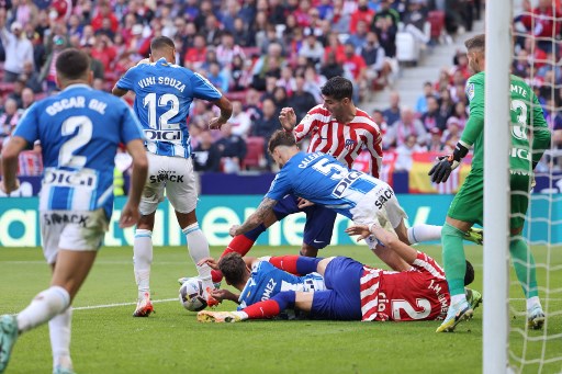 Laga kedua kesebelasan berlangsung seru sejak wasit meniup peluit tanda pertandingan dimulai. Beberapa peluang tercipta namun belum berbuah gol.
