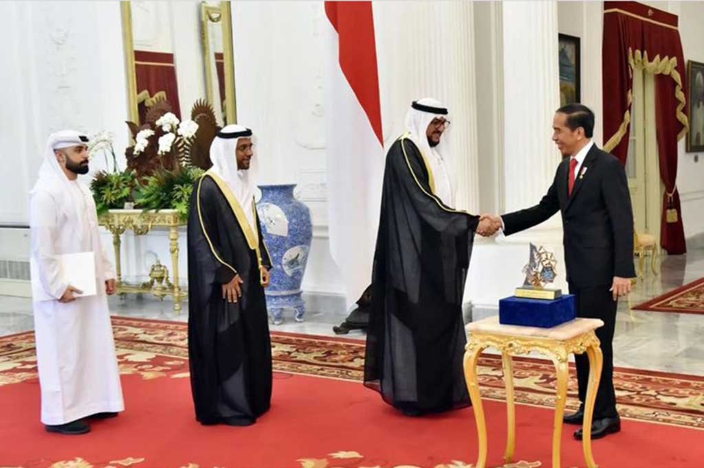 Presiden Joko Widodo (Jokowi) menerima Sekretaris Jenderal Abu Dhabi Forum for Peace Al-Mahfouz bin Abdullah bin Bayyah, di Istana Merdeka, Jakarta, Senin, 7 November 2022.