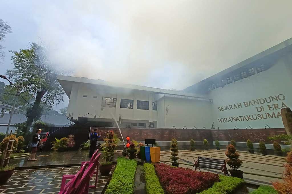 Selain dari Dinas Kebakaran dan Penanggulangan Bencana Kota Bandung, mobil pemadam juga dikerahkan dari  Dinas Damkar dan Penyelamatan Kabupaten Bandung Barat (KBB).
