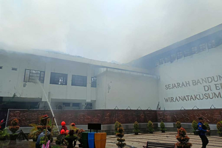Pada Senin siang, kebakaran di Gedung Bappelitbang Kota Bandung berangsur berhasil dikadamkan. Petugas kemudian melakukan upaya pendinginan.
