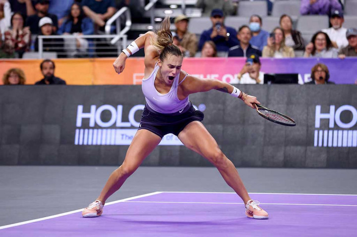 Petenis Belarusia Aryna Sabalenka melakukan selebrasi usai memastikan diri melaju ke babak final turnamen WTA Finals, di Texas, AS, Senin, 7 November 2022 WIB.
