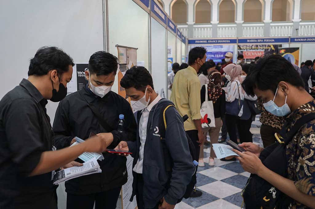 Para pelamar kerja sedang mengisi aplikasi lamaran kerja untuk salah satu perusahan yang sedang membuka lowongan pekerjaan dalam acara Jakarta Jobfair di Gajah Mada Plaza, Jakarta Pusat, Senin, 7 November 2022.