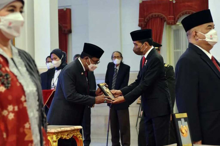  Presiden Joko Widodo menganugerahkan gelar pahlawan nasional kepada lima tokoh dari berbagai daerah, di Istana Negara, Jakarta, Senin, 7 November 2022.