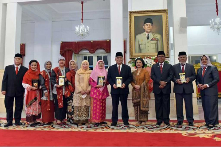 Lima tokoh yang menerima anugerah, yakni almarhum Dr. dr. H.R. Soeharto asal Jawa Tengah, almarhum K.G.P.A.A. Paku Alam VIII yang merupakan Raja Paku Alam pada tahun 1937-1989 dari Daerah Istimewa Yogyakarta, almarhum dr. Raden Rubini Natawisastra dari Kalimantan Barat, almarhum H. Salahuddin bin Talibuddin dari Maluku Utara, serta almarhum K.H. Ahmad Sanusi dari Jawa Barat.