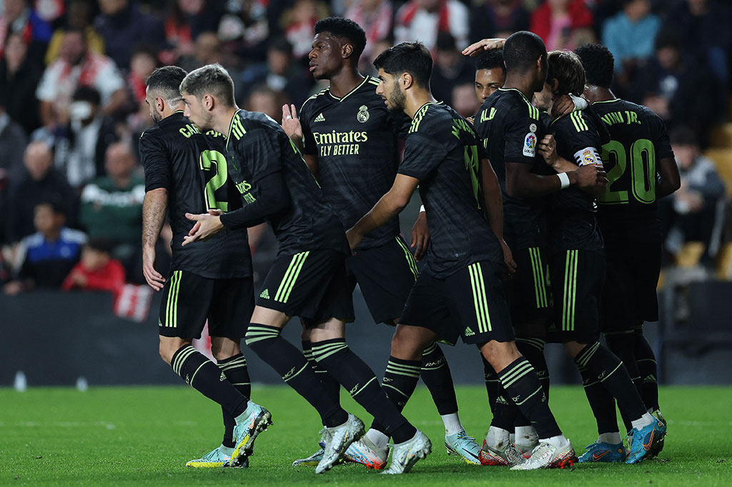 Madrid baru bisa menyamakan kedudukan pada menit ke-37. Wasit menunjuk titik putih setelah meninjau VAR usai Marco Asensio dijatuhkan Fran Garcia. Luka Modric yang maju sebagai eksekutor berhasil mengecoh Stole Dimitrievski dan mengubah kedudukan menjadi 1-1.