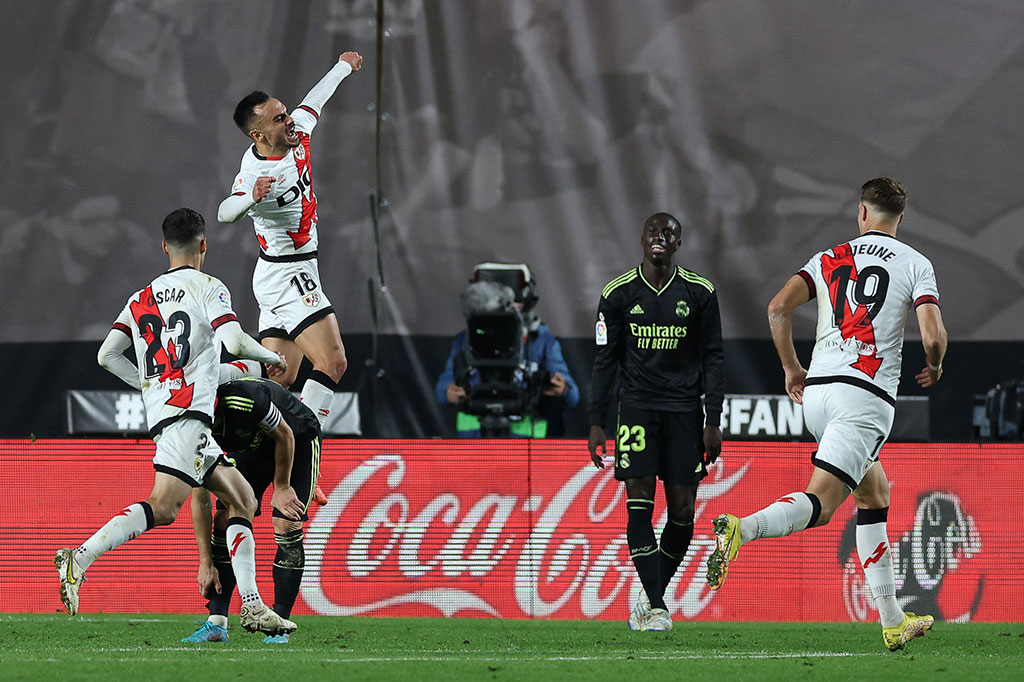 Keunggulan Madrid hanya bertahan sebentar setelah Rayo menyamakan kedudukan pada menit ke-44. Sepakan keras Alvaro Garcia Rivera dari sisi kiri kotak penalti gagal dihentikan Thibaut Courtois. Babak pertama ditutup dengan skor imbang 2-2.