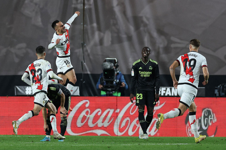 Keunggulan Madrid hanya bertahan sebentar setelah Rayo menyamakan kedudukan pada menit ke-44. Sepakan keras Alvaro Garcia Rivera dari sisi kiri kotak penalti gagal dihentikan Thibaut Courtois. Babak pertama ditutup dengan skor imbang 2-2.
