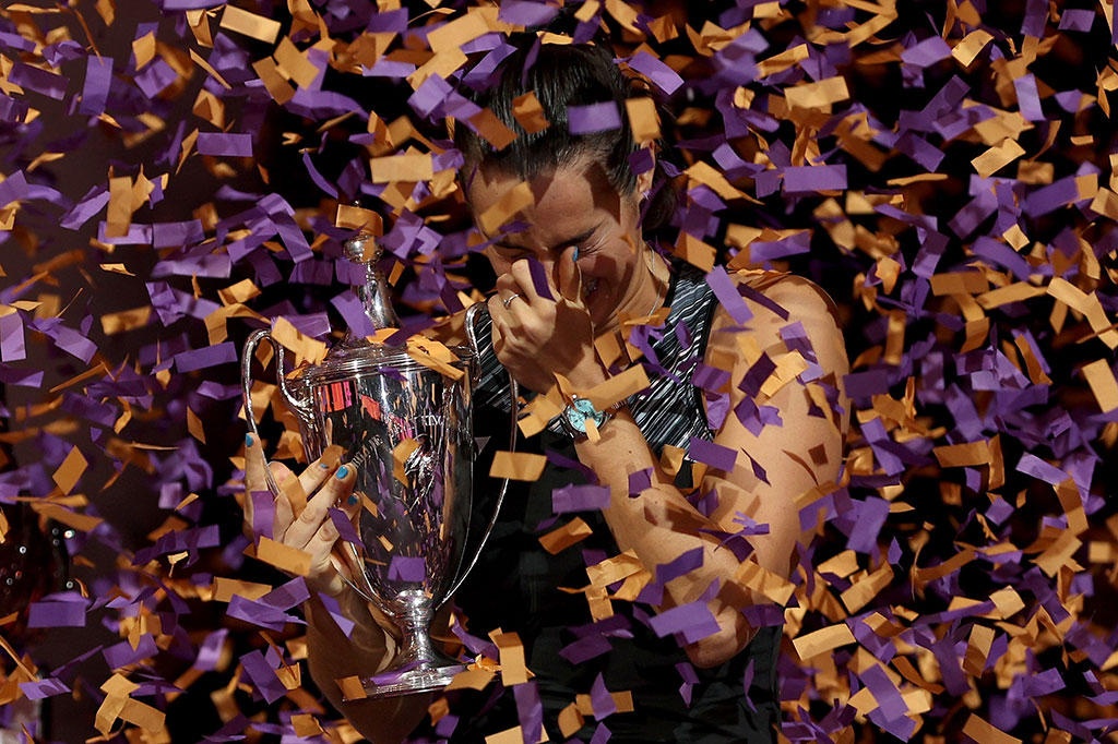 Caroline Garcia mencetak kesuksesan terbesar dalam karirnya dengan kemenangan dua set langsung atas Aryna Sabalenka untuk merengkuh mahkota WTA Finals 2022, di Fort Worth, Texas, Senin, 7 November 2022 waktu setempat.