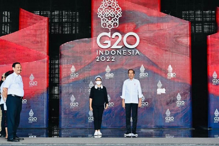 Presiden didampingi Menteri Koordinator Bidang Kemaritiman dan Investasi Luhut Binsar Pandjaitan, Menteri Sekretaris Negara Pratikno, Menteri Luar Negeri Retno Marsudi, Menteri PUPR Basuki Hadimuljono, Menteri Komunikasi dan Informatika Johnny G. Plate, Panglima TNI Jenderal Andika Perkasa, Kapolri Jenderal Listyo Sigit Prabowo, dan Gubernur Bali I Wayan Koster, meninjau tempat KTT G20 di Bali, Selasa, 8 November 2022.