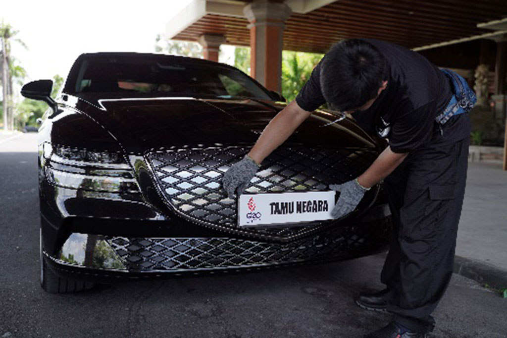 Tampilan Genesis Electrified G80 yang akan digunakan para tamu negara G20 Summit Indonesia 2022 di Nusa Dua Bali setelah melalui proses pengecekan menyeluruh oleh teknisi dari Hyundai Motors Indonesia.