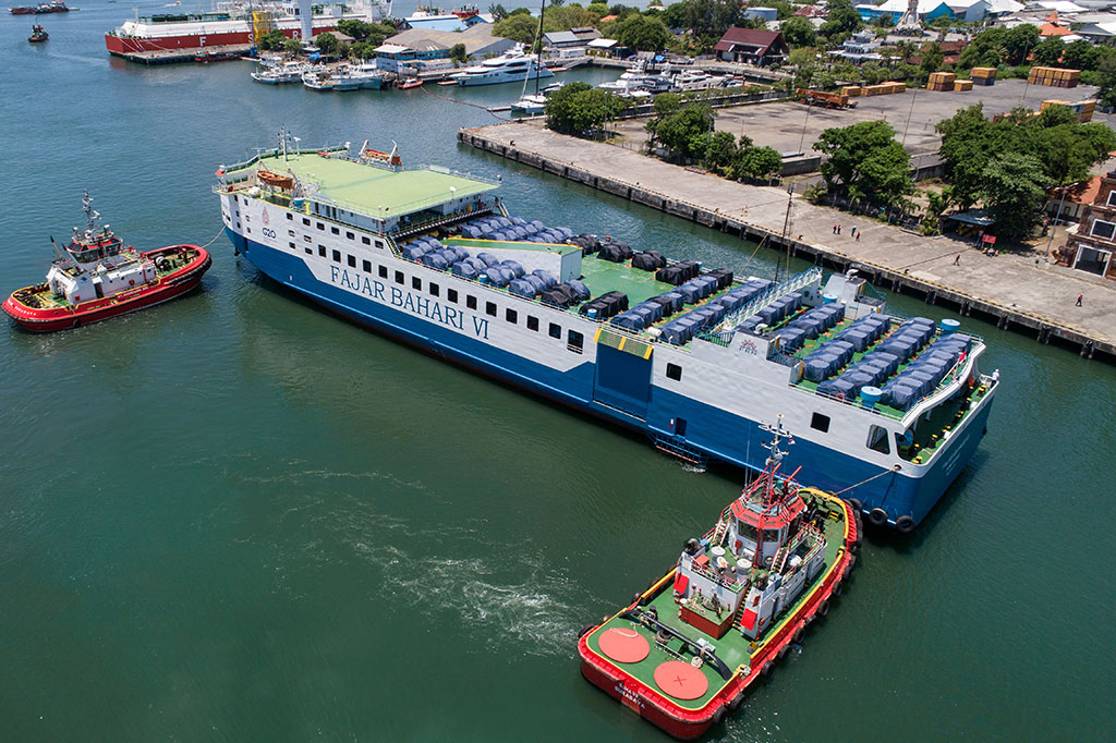Sebanyak 300 unit Air ev yang diangkut melalui jalur laut dengan Kapal Fajar Bahari VI telah bersandar di pelabuhan Tanjung Benoa, Bali. Unit tersebut dikirim langsung dari pabrik Wuling di Cikarang pada 25 Oktober 2022 lalu. Setelah perjalanan laut, rombongan unit Air ev tersebut bersandar di Tanjung Benoa pada tanggal 1 November 2022 kemarin.