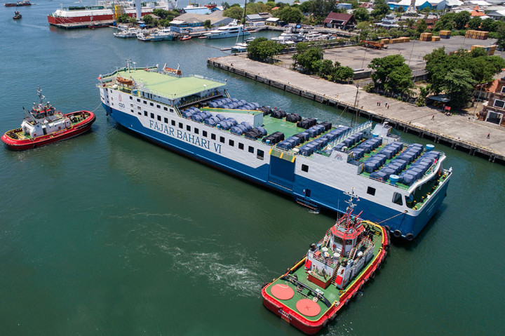 Sebanyak 300 unit Air ev yang diangkut melalui jalur laut dengan Kapal Fajar Bahari VI telah bersandar di pelabuhan Tanjung Benoa, Bali. Unit tersebut dikirim langsung dari pabrik Wuling di Cikarang pada 25 Oktober 2022 lalu. Setelah perjalanan laut, rombongan unit Air ev tersebut bersandar di Tanjung Benoa pada tanggal 1 November 2022 kemarin.