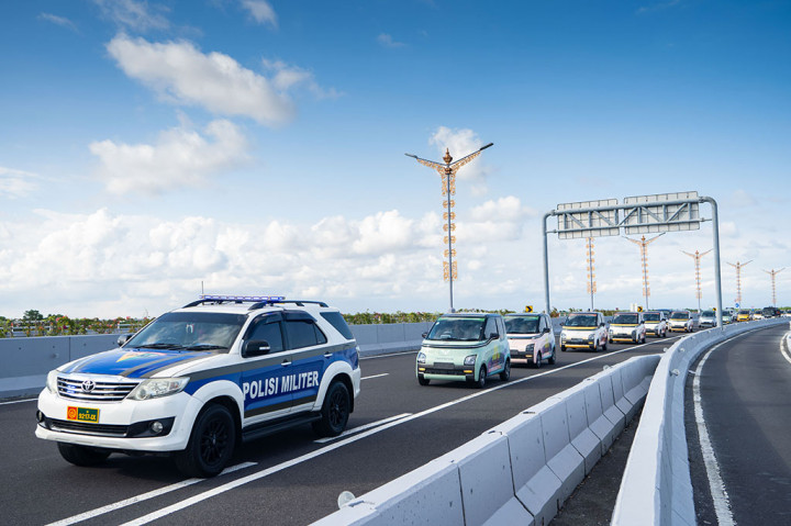 Dari Pelabuhan Tanjung Benoa, unit Air ev mulai dipindahkan secara bertahap ke Pool Wuling di kawasan Jimbaran dengan kawalan pihak berwenang. Proses tersebut memakan waktu kurang dari satu hari untuk memindahkan keseluruhan unit Air ev yang sudah diturunkan dari kapal di pelabuhan menggunakan akses Tol Bali Mandara.
