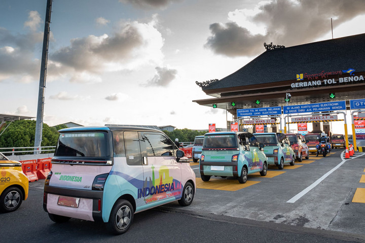 Rombongan Air ev secara bertahap bergerak menuju Pool Wuling di Kawasan Jimbaran dengan pengawalan dari pihak kepolisian. Perjalanan yang ditempuh melalui Gerbang Tol Benoa memasuki jalan Tol Bali Mandara.