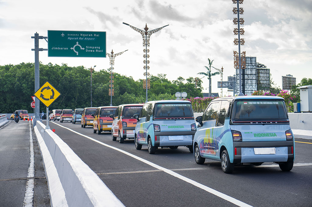 Setelah melalui Tol Bali Mandara, rombongan Air ev memasuki kawasan Jimbaran dan melanjutkan perjalanan hingga ke Pool Wuling. Perjalanan ini dilakukan dengan pengawalan ketat oleh pihak berwenang untuk menjamin keamanan dan kelancaran proses pemindahan unit.