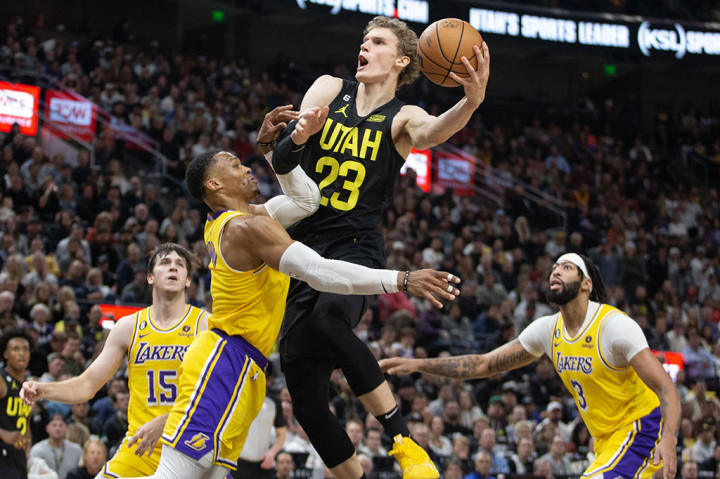 Lauri Markkanen menjadi pemain Utah yang mencetak poin terbanyak yakni 23 disusul Jordan Clarkson dengan 22 poin.