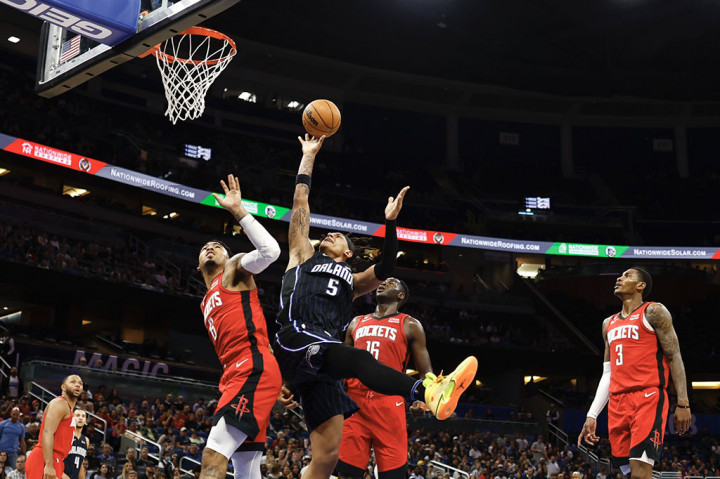 Paolo Banchero menjadi pemain Magic yang tampil gemilang dengan 30 poin, enam rebound, empat assist, dan dua steal disusul Franz Wagner dengan 23 poin dari 9 dari 12 tembakan.