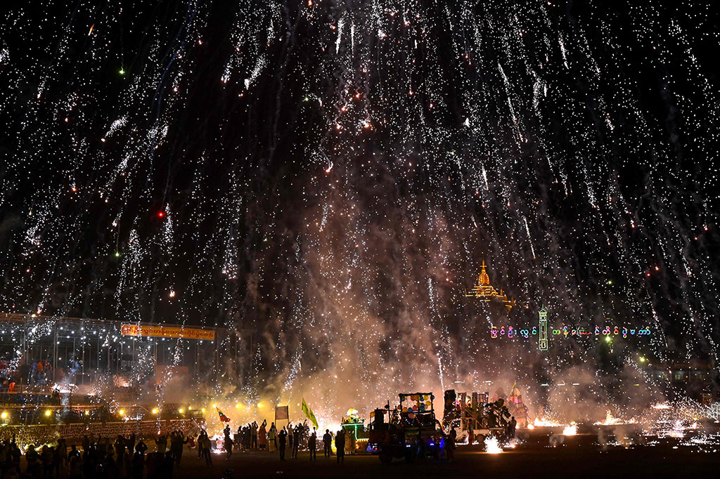 Warga bersuka ria merayakan kembang api yang meledak setelah mereka melepaskan balon udara panas yang didalamnya berisi kembang api, selama festival cahaya Tazaungdaing, di Kotapraja Pyin Oo Lwin, Mandalay, Myanmar, Senin, 7 November 2022 dini hari waktu setempat.