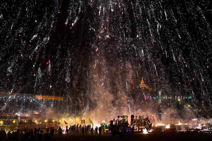 Warga bersuka ria merayakan kembang api yang meledak setelah mereka melepaskan balon udara panas yang didalamnya berisi kembang api, selama festival cahaya Tazaungdaing, di Kotapraja Pyin Oo Lwin, Mandalay, Myanmar, Senin, 7 November 2022 dini hari waktu setempat.