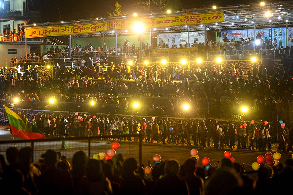 Ribuan orang berkumpul di perbukitan Myanmar tengah untuk festival cahaya Tazaungdaing tahunan yang menandai akhir musim hujan. Festival diwarnai pertunjukan balon udara panas yang meledak di malam hari.