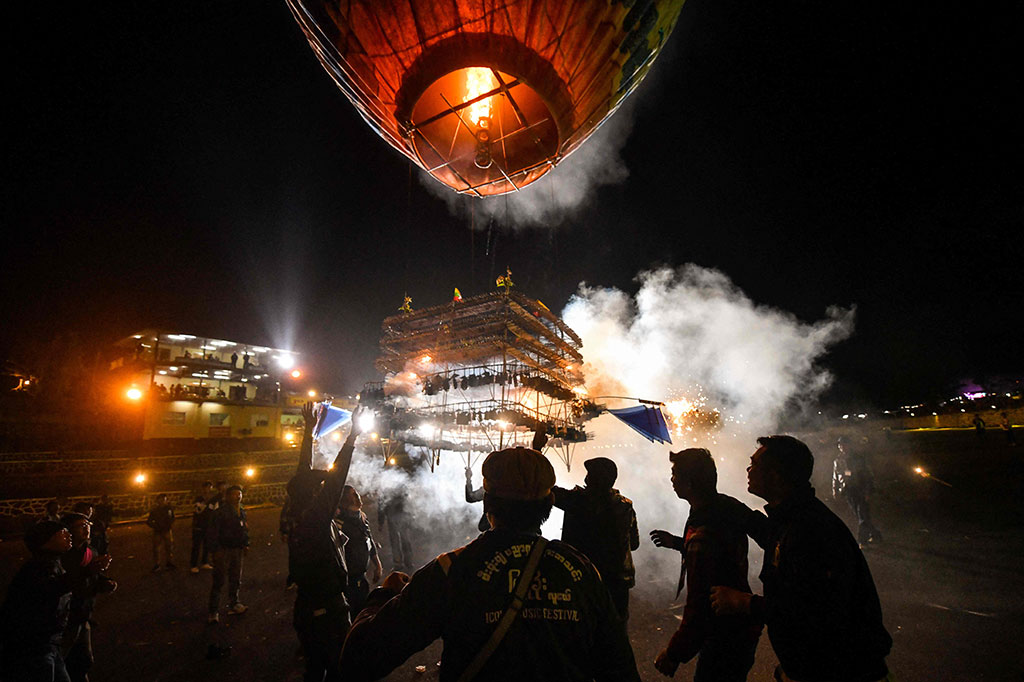 Balon diterbangkan ke atas sekitar 100 meter (320 kaki) menggunakan panas api sebelum kembang api di dalamnya meledak, melenyapkan kerja berbulan-bulan dalam semburan cahaya spektakuler di langit yang gelap.