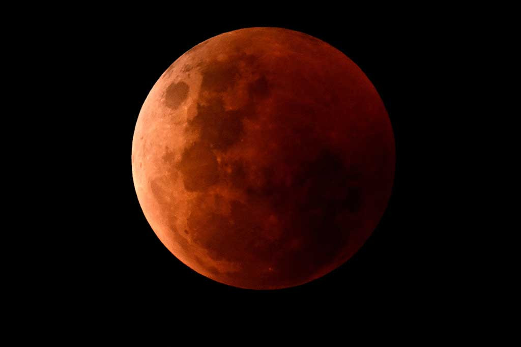 Fenomena blood moon atau bulan darah terlihat saat gerhana bulan total di Fish Creek, sekitar 230 kilometer tenggara Melbourne, Australia pada Selasa, 8 November 2022. AFP PHOTO/William West