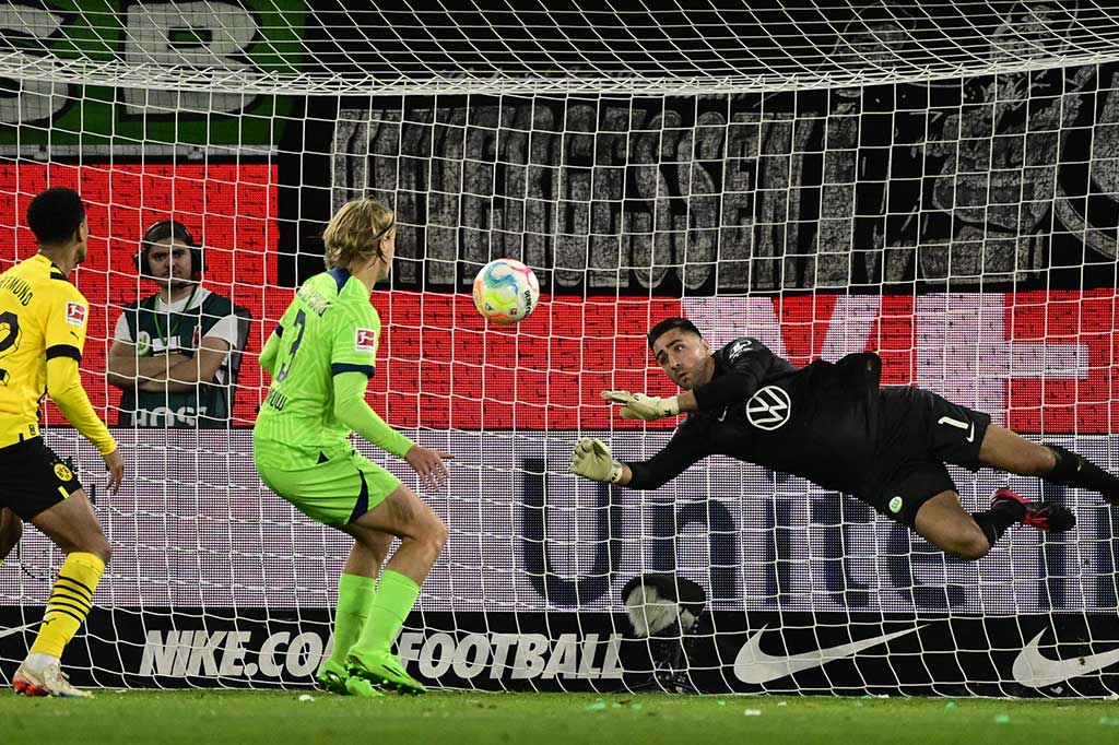 Dortmund memperoleh peluang untuk mencetak gol di awal babak kedua lewat striker muda Youssoufa Moukoko. Sayang bola masih bisa diselamatkan oleh kiper Wolfsburg Koen Casteels.