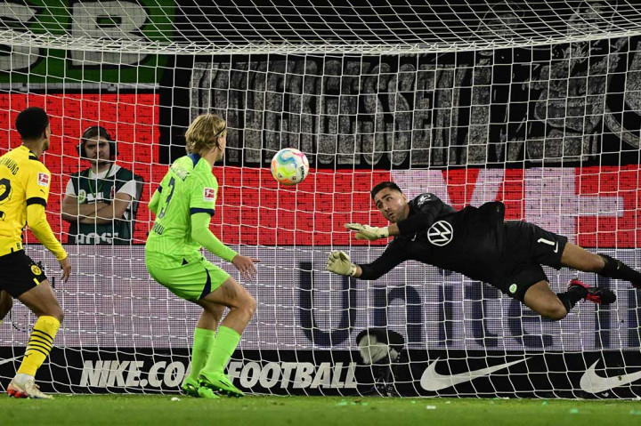 Dortmund memperoleh peluang untuk mencetak gol di awal babak kedua lewat striker muda Youssoufa Moukoko. Sayang bola masih bisa diselamatkan oleh kiper Wolfsburg Koen Casteels.