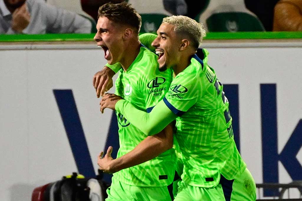 Wolfsburg yang belum terkalahkan dalam delapan pertandingan terakhir mereka sejak 1 Oktober, -- mendominasi awal laga. Mereka memimpin pada menit keenam lewat sundulan Micky Van de Ven.