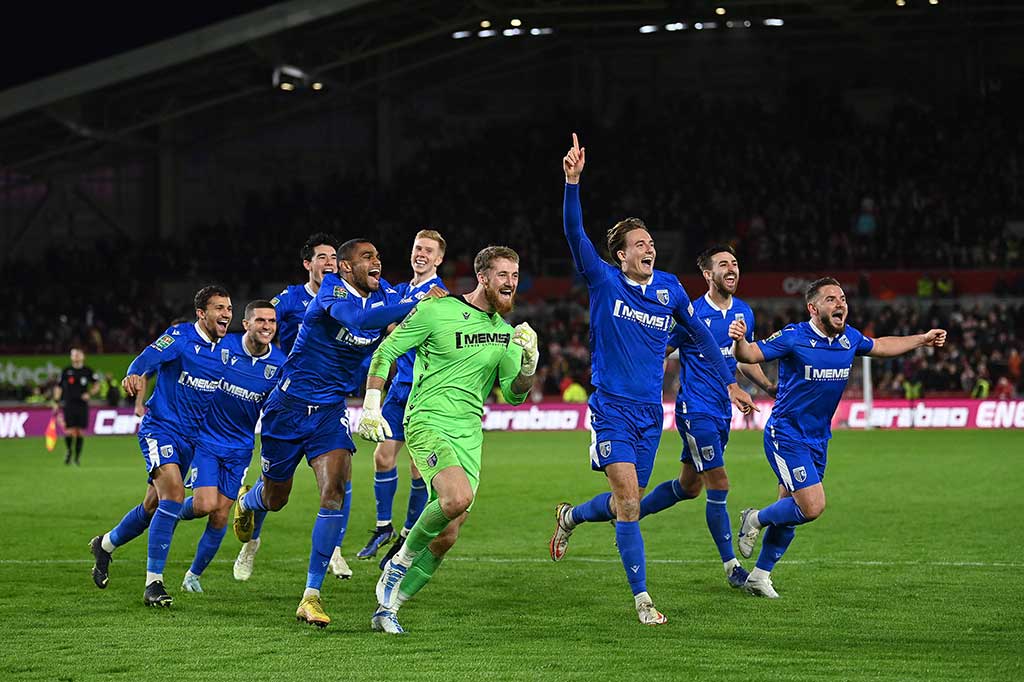 Para pemain Gillingham, termasuk Elkan Baggot (ketiga kiri) melakukan selebrasi usai menundukkan klub Liga Inggris Brentford pada putaran ketiga Piala Liga Inggris, Rabu, 9 November 2022 dini hari WIB. Gillingham, klub kasta keempat menang 6-5 lewat adu penalti.