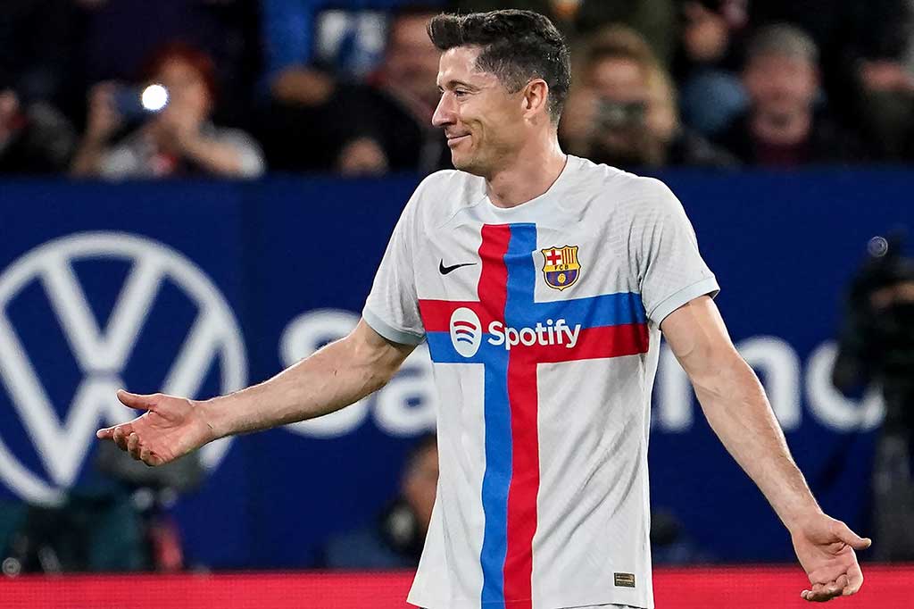 Dalam keadaan tertinggal, Blaugrana justru harus bermain dengan 10 orang setelah Robert Lewandowski mendapat kartu kuning kedua pada menit ke-31 usai menyikut David Garcia.