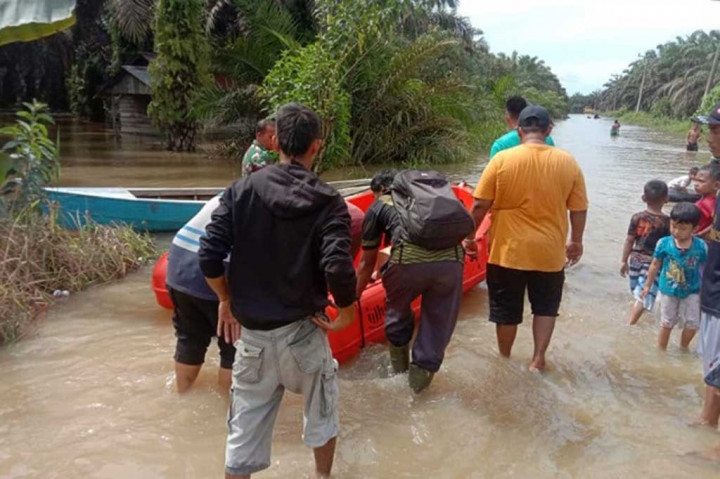 BPBD Muba bersama unsur TNI dan kepolisian membantu proses evakuasi warga Dusun I dan Dusun 2 Desa di Muara Bahar, Kecamatan Bayung Lencir, terkena dampak dari luapan sungai Bahar, Muba.