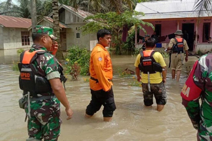 Curah hujan tinggi di Kabupaten Muba, Sumatra Selatan membuat Sungai Bahar, di Kecamatan Bayung Lencir meluap, Rabu, 9 November 2022. Akibatnya, dua dusun yakni Dusun I dan Dusun 2 Desa di Muara Bahar, Kecamatan Bayung Lencir, terdampak dari luapan sungai tersebut.