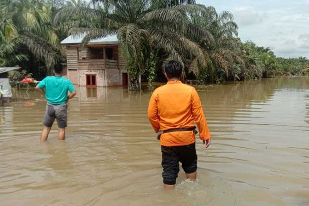 Tercatat, ada sebanyak 586 KK terdampak luapan Sungai Bahar tersebut yang mengharuskan warga harus dievaluasi dan diungsikan sementara.