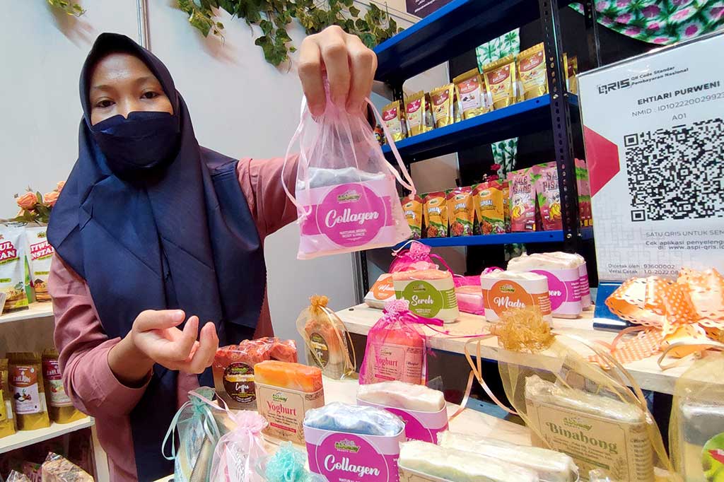 Dia pun berharap upaya NasDem yang hadir bersama UMKM dapat diikuti oleh semua pihak. Pasalnya UMKM dalam hemat dia, tidak bisa tumbuh arau bertahan kalau dininatentang skill tapi kita tidak membantu membuka apsar atau strategi marketingnya.