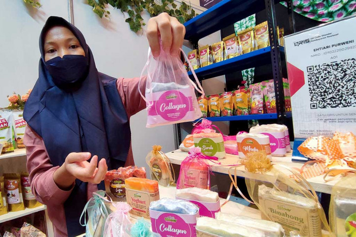 Dia pun berharap upaya NasDem yang hadir bersama UMKM dapat diikuti oleh semua pihak. Pasalnya UMKM dalam hemat dia, tidak bisa tumbuh arau bertahan kalau dininatentang skill tapi kita tidak membantu membuka apsar atau strategi marketingnya.