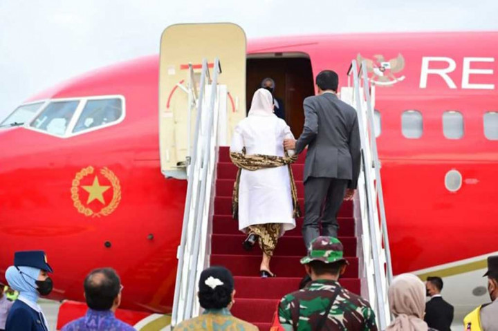 Presiden Joko Widodo dan Ibu Iriana Joko Widodo bertolak menuju Phnom Penh, Kamboja, untuk menghadiri Konferensi Tingkat Tinggi (KTT) ASEAN ke-40 dan ke-41 serta KTT terkait lainnya pada 10-13 November 2022.