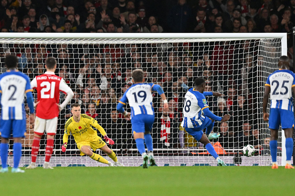Brighton mampu bangkit dan menyamakan kedudukan melalui tendangan penalti Danny Welbeck di menit ke-27, setelah sebelumnya Welbeck dijatuhkan Karl Jacob Hein di kotak terlarang. Skor sama kuat 1-1 bertahan sampai turun minum.