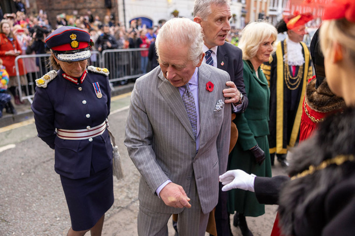 Reaksi Raja Inggris Charles III setelah dilempar telur selama menghadiri sebuah acara di Micklegate Bar, York, wilayah utara Inggris  pada Rabu, 9 November 2022 waktu setempat.