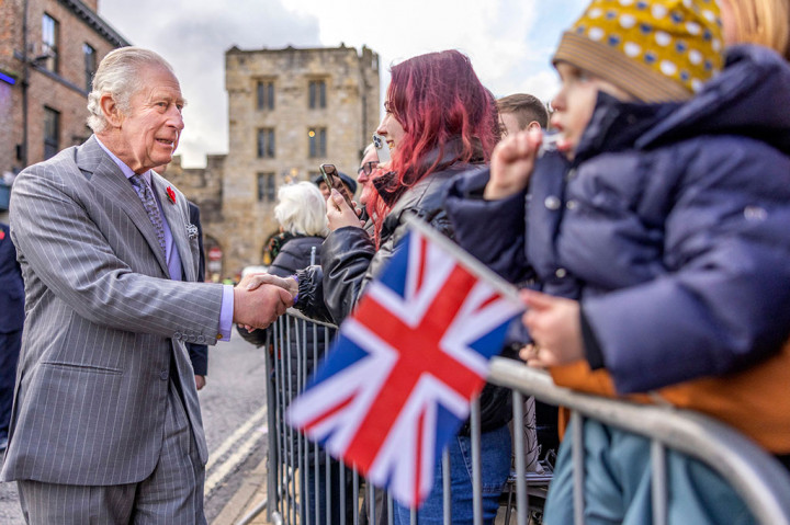 Charles, yang naik takhta pada September setelah kematian ibunya, Ratu Elizabeth II, sedang melakukan kunjungan dua hari ke wilayah di utara Inggris.