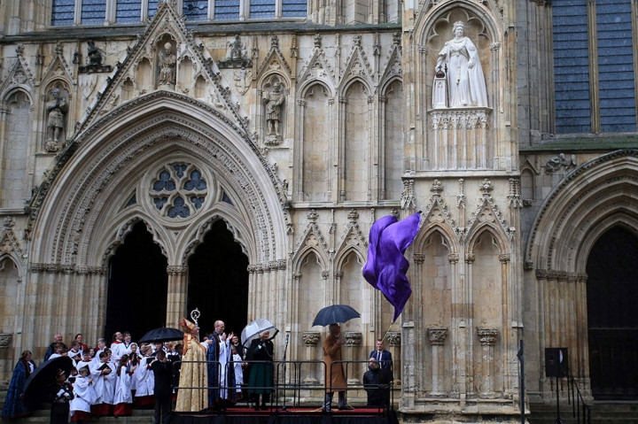 Dia kemudian meresmikan sebuah patung untuk memperingati 70 tahun Elizabeth bertakhta.
