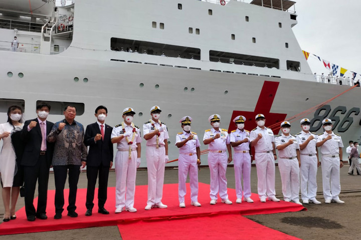 Tiba di Tanjung Priok, awak kapal dengan Komandan Mr Qiu Wen-Sheng tersebut disambut oleh Panglima Komando Lintas Laut Militer Laksamana Muda Agus Haryadi. Hadir juga perwakilan Kedubes Tiongkok di Indonesia Konselor Pan Yong-lu.