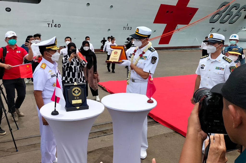 Komandan Kapal RS Tiongkok Peace Ark Mr Qiu Wen-Sheng bertukar cendera mata dengan Panglima Komando Lintas Laut Militer Laksamana Muda Agus Haryadi.