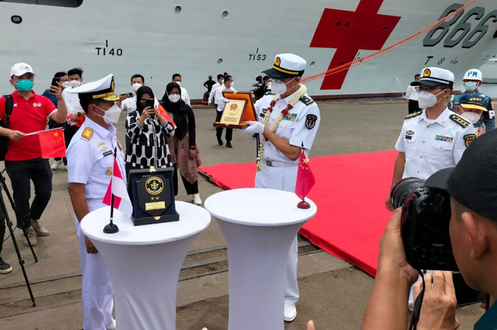 Komandan Kapal RS Tiongkok Peace Ark Mr Qiu Wen-Sheng bertukar cendera mata dengan Panglima Komando Lintas Laut Militer Laksamana Muda Agus Haryadi.