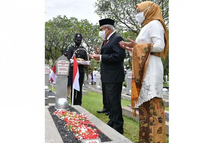 Selepas upacara, Wapres beserta Ibu Wury melakukan tabur bunga di makam para pahlawan dan tokoh nasional, di antaranya makam Almarhum Bapak B.J. Habibie, Ibu Ainun Habibie, Ibu Ani Yudhoyono, Bapak Adam Malik, Bapak Umar Wirahadikusumah, Bapak Soedarmono, Bapak Taufik Kiemas dan para Pahlawan Revolusi.