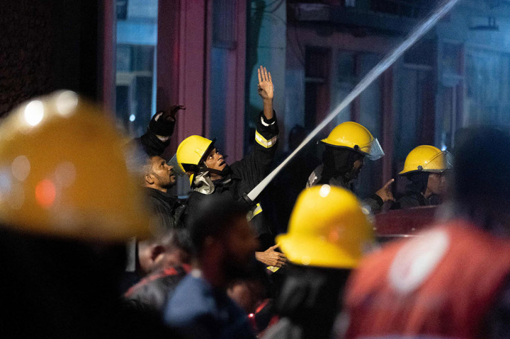 Petugas pemadam kebakaran berusaha memadamkan api yang berkobar di sebuah bangunan penginapan untuk pekerja asing di ibu kota Maladewa, Male pada Kamis, 10 November 2022. 