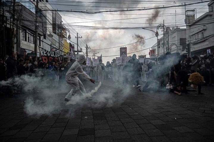 Unjuk rasa diwarnai aksi teatrikal oleh sejumlah Aremania. Mereka antara lain memperagakan penembakan gas air mata ke tribun penonton.