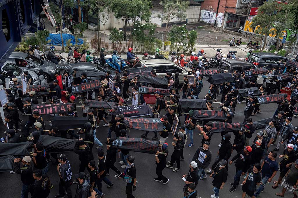 Dalam aksi tersebut, Aremania menyampaikan sejumlah tuntutan, termasuk tuntutan untuk memproses secara hukum seluruh aktor di balik tragedi Kanjuruhan, termasuk etugas yang menembakkan gas air mata.